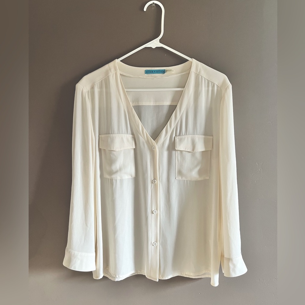 Alice + Olivia in luxurious 100% silk top | M